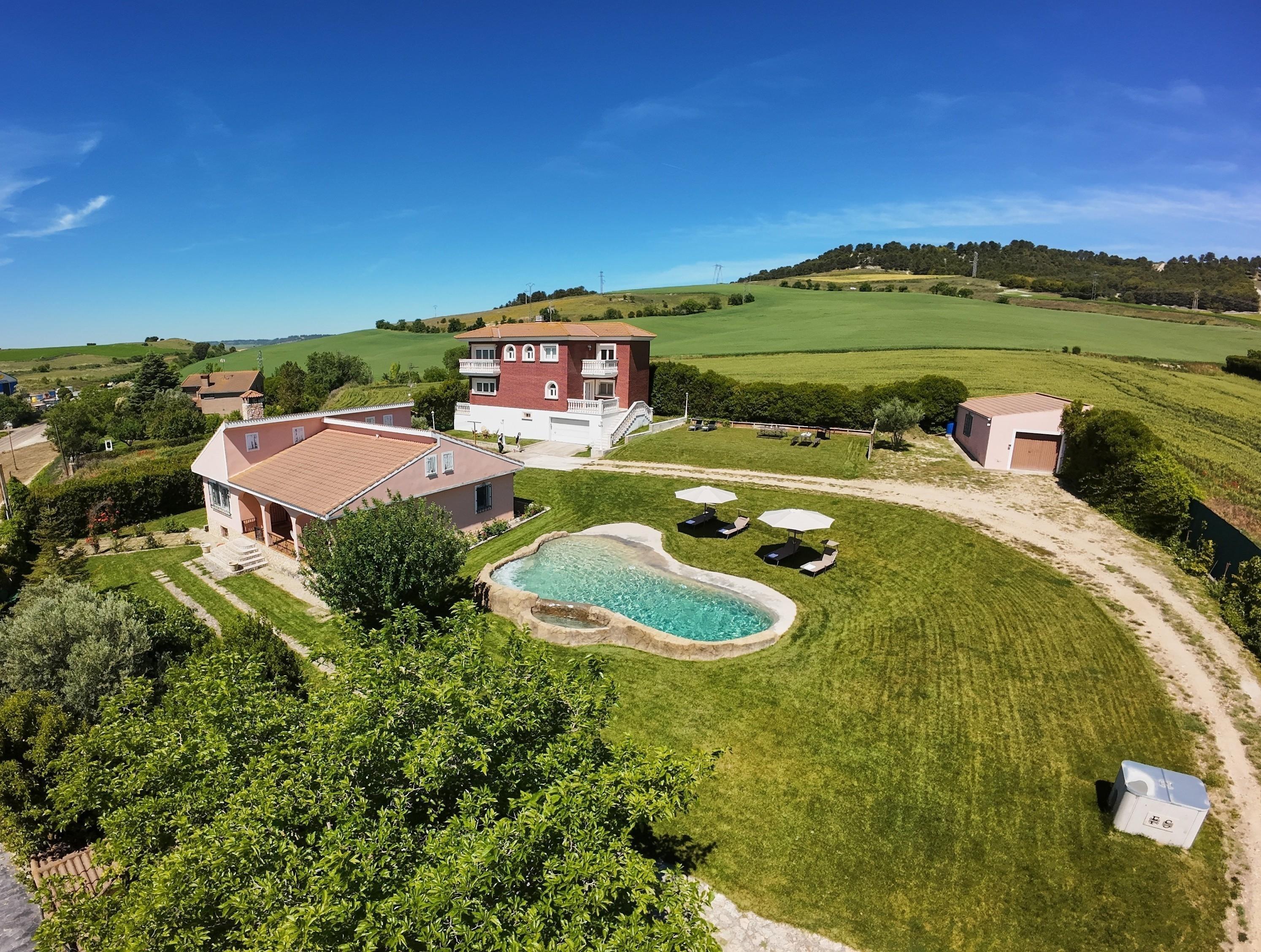 "Escápate a una casa rural con tu grupo preferido en un entorno idílico"